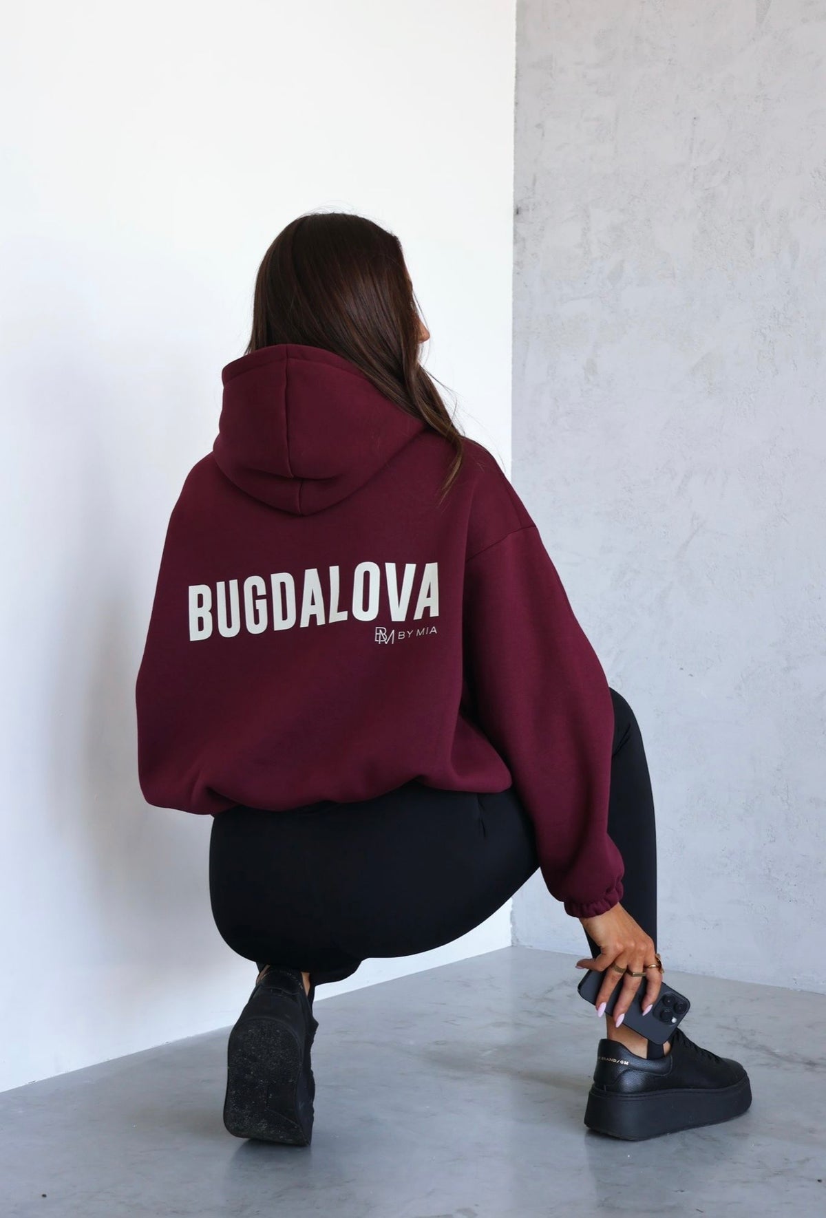 Viralowa bluza BUGDALOVA z kapturem – bakłażan