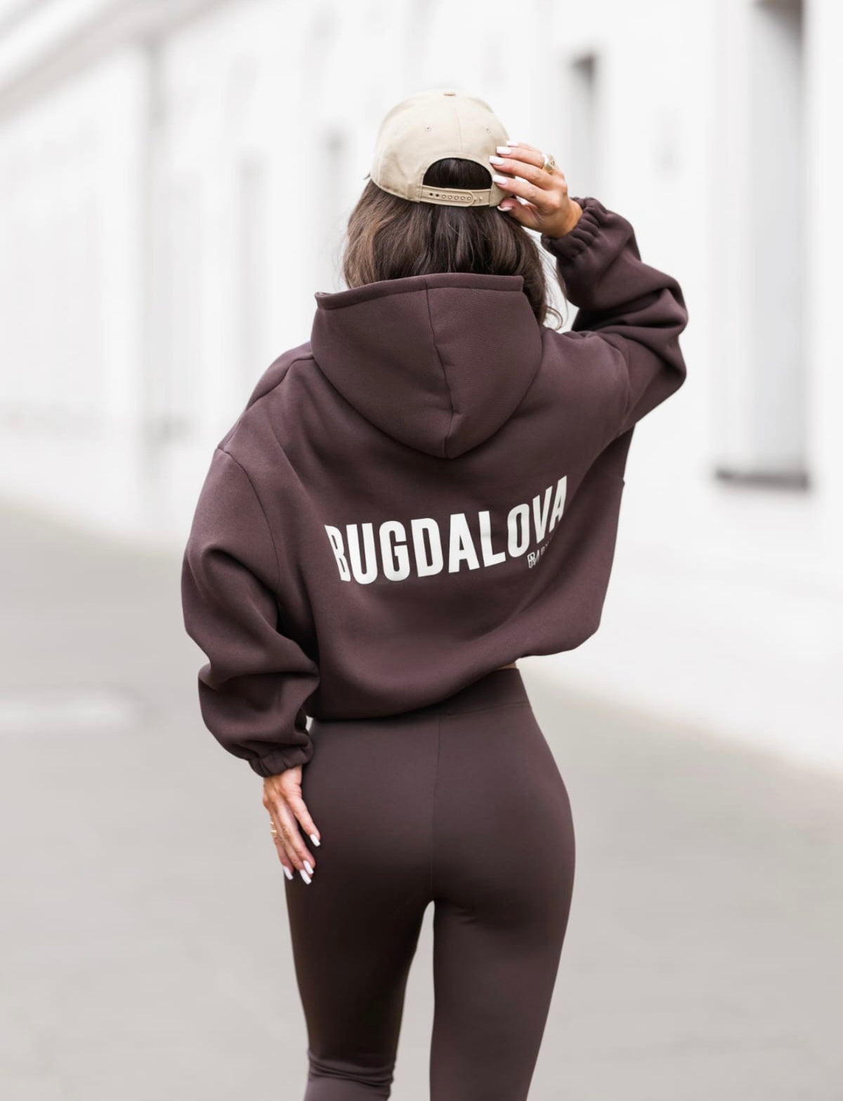 Viralowa bluza BUGDALOVA z kapturem – czekoladowa