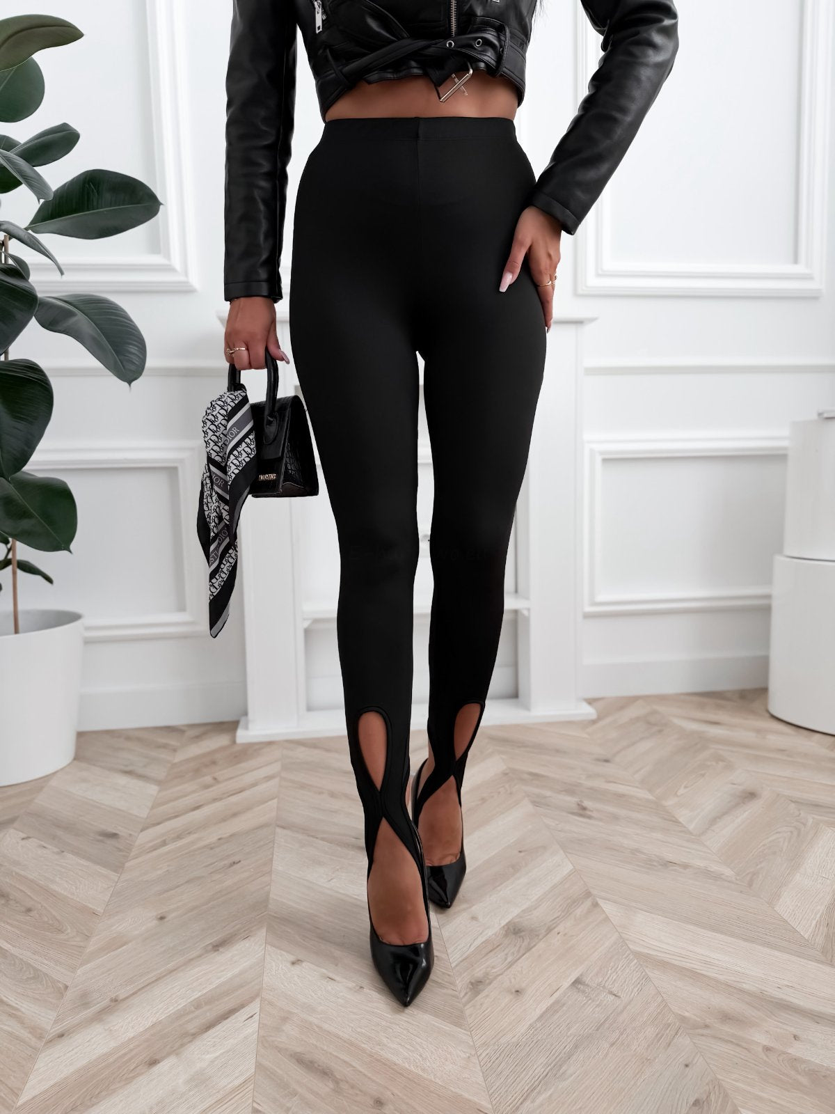 Legginsy damskie z wycięciem przy kostkach – czarne